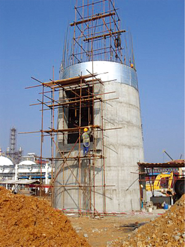 直径较大的混凝土烟囱可采取液压滑模施工