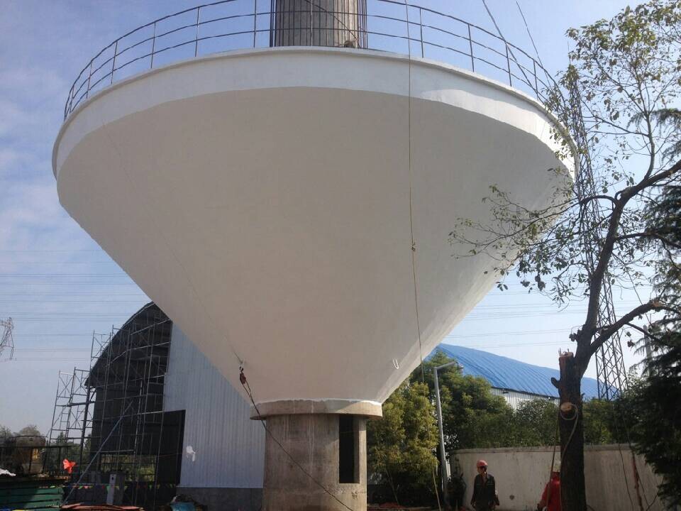 江苏九鼎集团300吨倒锥壳水塔水箱吊装施工中